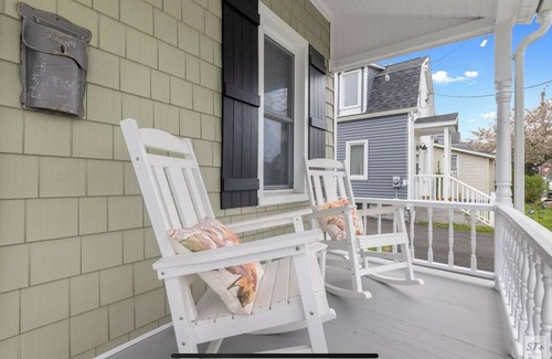 Milford Maison | 2BR Coastal Retreat close to Yale and walk to NY Train!