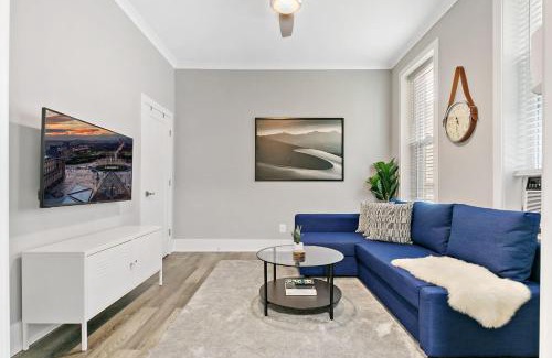 West Town Appartement | 2BR Comfy and Stylish Apt in West Town - Erie 1R