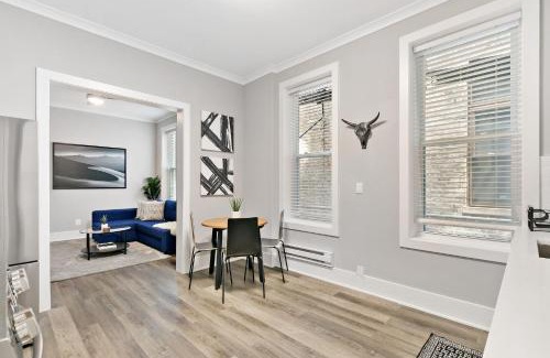 West Town Appartement | 2BR Comfy and Stylish Apt in West Town - Erie 1R
