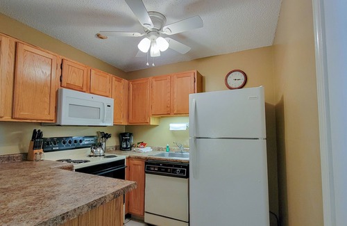 Weirs Beach Copropriété | Weirs Beach Winter Hideaway: 2BR Condo with Patio