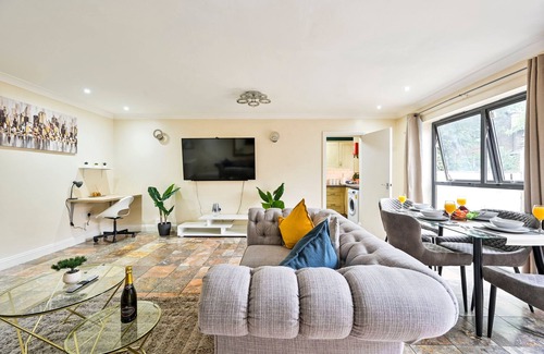Forest Gate Appartement | 2BR Contractor Stay | WiFi, Parking | 25% Monthly