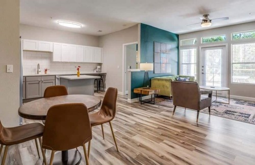 McNeil Appartement | 2BR CozySuites w/ Soaring Mountain Views! #15104