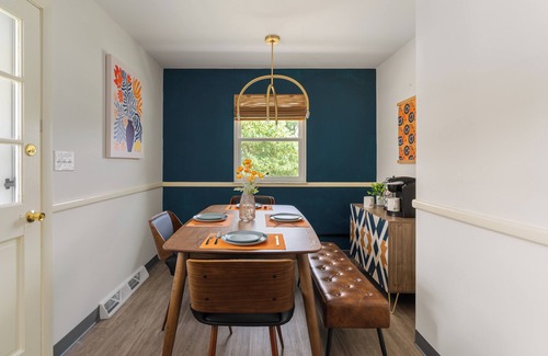 Sharon Heights Maison | The Sunnyside Modern Classic: Quiet, CLEAN and Comfortable+Dogs OK+Easy Parking