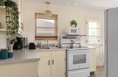 Sharon Heights Maison | The Sunnyside Modern Classic: Quiet, CLEAN and Comfortable+Dogs OK+Easy Parking