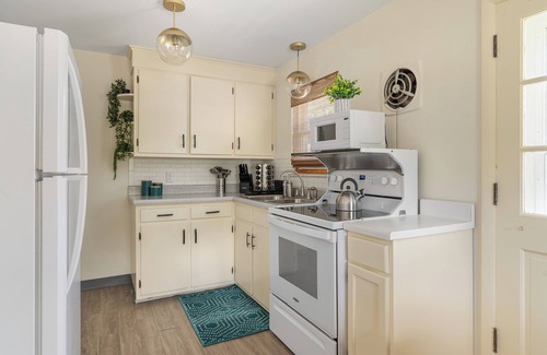 Sharon Heights Maison | The Sunnyside Modern Classic: Quiet, CLEAN and Comfortable+Dogs OK+Easy Parking