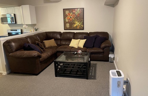 Clarkston Maison | 2BR Family-Sized Lower Suite with Private Entrance & Big Backyard. Pet-Friendly!