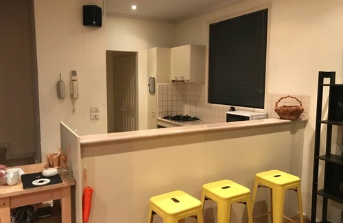 Kensington Maison | 2BR Fashionable Townhouse Flemington / Showgrounds / Melbourne