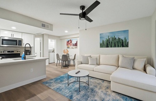 Village Grove Appartement | 2BR Gem+2Bd+70"SmartTV+FreeParking