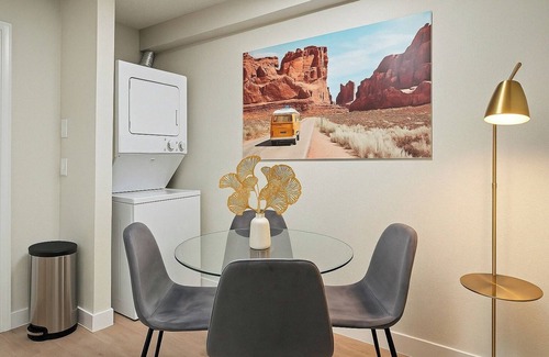Village Grove Appartement | 2BR Gem+2Bd+70"SmartTV+FreeParking
