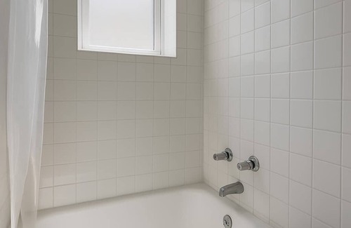 Rogers Park Appartement | 2BR Getaway - Comfy & Ready