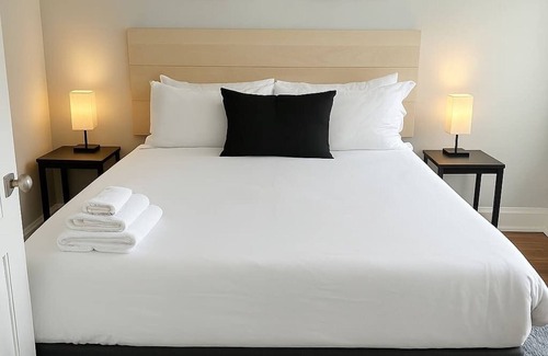 Rogers Park Appartement | 2BR Getaway - Comfy & Ready