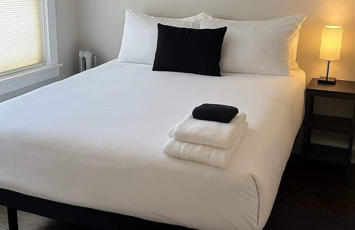 Rogers Park Appartement | 2BR Getaway - Comfy & Ready