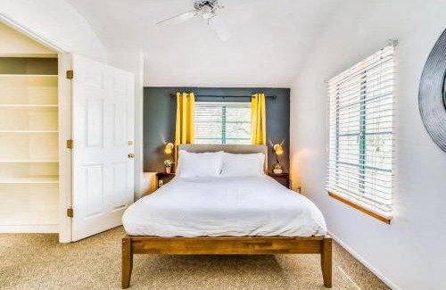 West University Appartement | 2BR Hideaway with Patio Springtime in Downtown