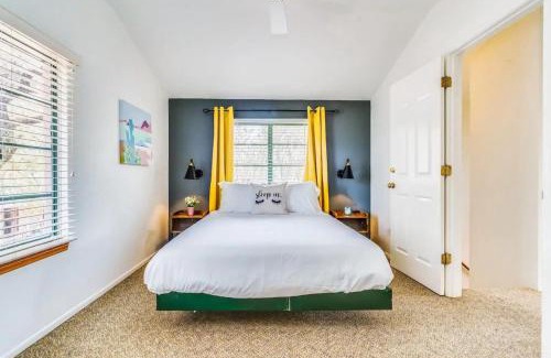 West University Appartement | 2BR Hideaway with Patio Springtime in Downtown