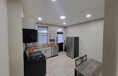 Pittsburgh Maison | 2BR in Garfield- Near Hospitals, UPitt & Good Eats