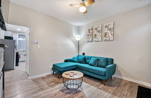 Pittsburgh Maison | 2BR in Garfield- Near Hospitals, UPitt & Good Eats
