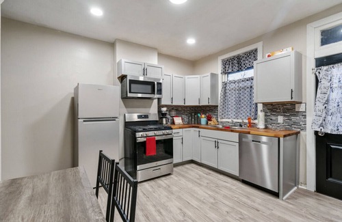Pittsburgh Maison | 2BR in Garfield- Near Hospitals, UPitt & Good Eats