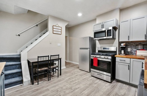 Pittsburgh Maison | 2BR in Garfield- Near Hospitals, UPitt & Good Eats
