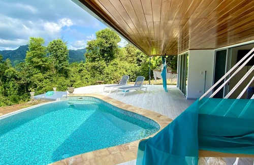 Portalon Maison | 2BR Jungle Villa with Infinity Pool and Manual Antonio Ocean Views