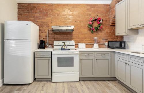 Central Hamilton Appartement | 2BR King Apt - Netflix Included