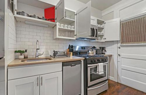 Rogers Park Appartement | 2BR Lively & Chic Apartment close to Shops - Touhy 3S