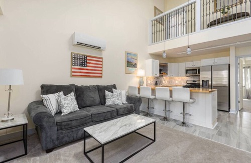 Off Broadway Appartement | 2BR Loft in the Heart of Newport with Parking!