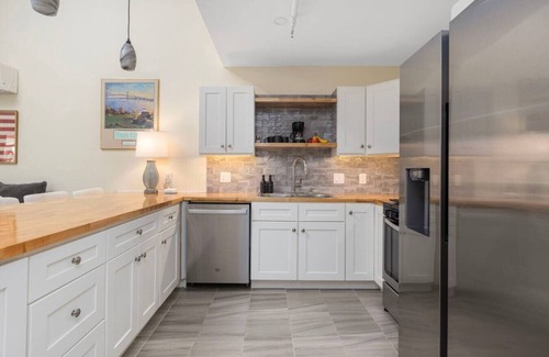 Off Broadway Appartement | 2BR Loft in the Heart of Newport with Parking!