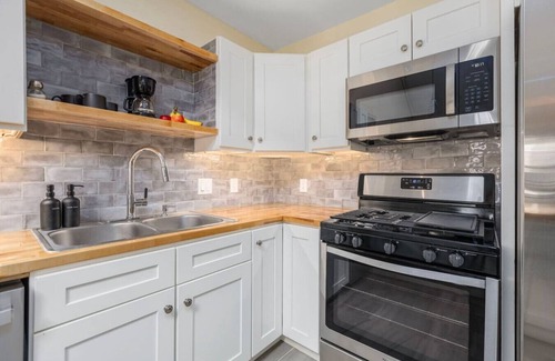 Off Broadway Appartement | 2BR Loft in the Heart of Newport with Parking!