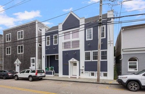 Off Broadway Appartement | 2BR Loft in the Heart of Newport with Parking!