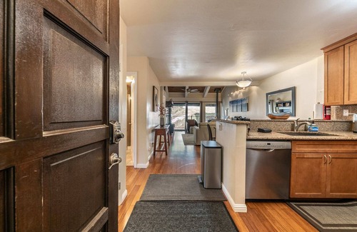 Alpine Meadows Copropriété | 2BR Mins to Alpine Base Area at Palisades!