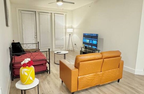 Wetmore Appartement | 2BR Modern 2mi to Six Flags, La Cantera & Dining