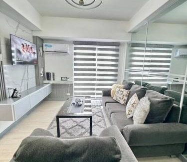San Fernando Appartement | 2BR Mountain View Cabin - The Bali Corner at Azure North