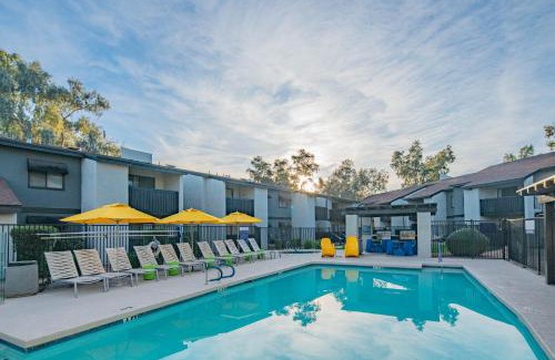 Paradise Valley Village Appartement | 2BR near Stone Creek - Pool & Mall Access Comfort - C254