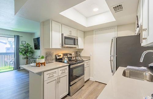 Paradise Valley Village Appartement | 2BR near Stone Creek - Pool & Mall Access Comfort - C254
