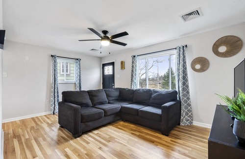 Ross Township Maison | 2BR, Ranch Home, near Ross Park Mall, Downtown, North Shore, and Strip District!