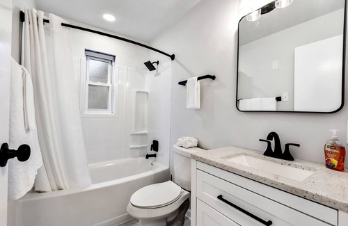 Ross Township Maison | 2BR, Ranch Home, near Ross Park Mall, Downtown, North Shore, and Strip District!
