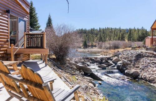 Breckenridge Maison | 2BR Riverside Cabin Near Trails with Hot Tub Access