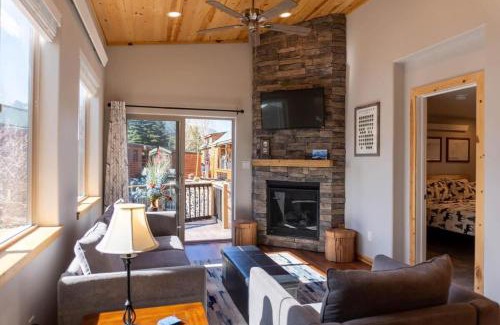 Breckenridge Maison | 2BR Riverside Cabin Near Trails with Hot Tub Access
