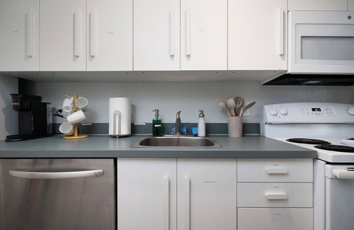 Southtown Copropriété | 2BR Riverwalk Condo Corporate & Insurance Stays Fast Wi-Fi W/D Monthly