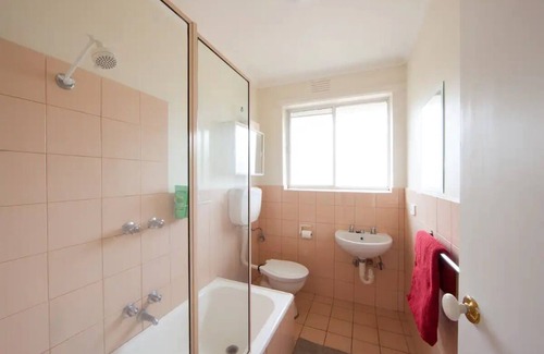St. Kilda East Appartement | 2br, Safe, Locked Parking & Close to Transport