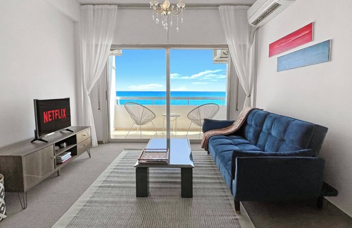 Larnaca Appartement | 2BR Seafront Apt. in center with community pool