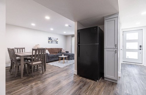 Kitchener Appartement | 2BR Sleeps 6 +Wifi+Parking+Pet
