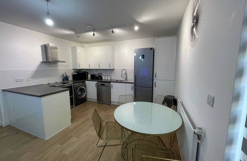 Tollington Appartement | 2BR-Sleeps4-Parking-Balcony-NearCityCentre