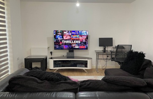 Tollington Appartement | 2BR-Sleeps4-Parking-Balcony-NearCityCentre