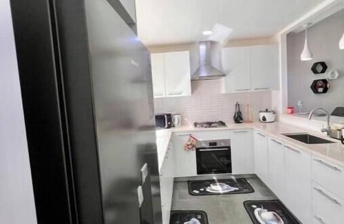 Kweiman Maison | 2br Townhome WiFi + Pool 10 mins to Aburi
