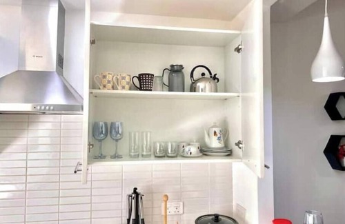 Kweiman Maison | 2br Townhome WiFi + Pool 10 mins to Aburi