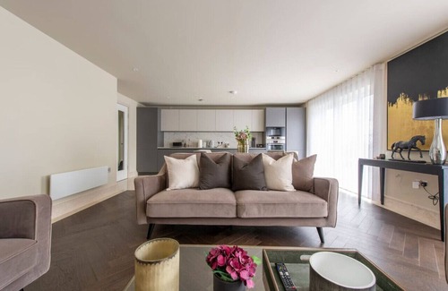 Chigwell Appartement | 2BR Urban Vista Retreat