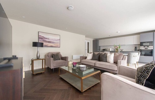 Chigwell Appartement | 2BR Urban Vista Retreat