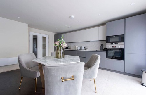Chigwell Appartement | 2BR Urban Vista Retreat
