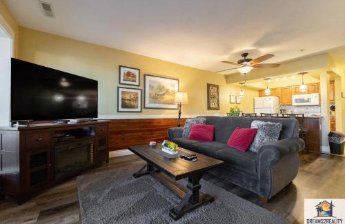 Branson Maison | 2BR Walk-In Condo - Near the 76 Strip - Pool - FREE TICKETS INCLUDED - CLC-7